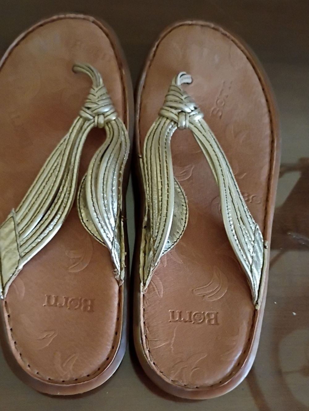 Born Metallic Gold Leather Thong Sandals for Women.  Size 10M